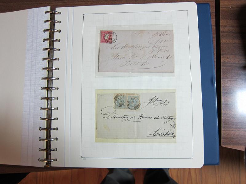 0019 (161).JPG -     Lote:    19      Marcofilia      Lotes Especiais       Descrição:         Portugal. Colecção especializada de carimbos de duplo círculo, tipo 1852, montada em 4 álbuns Lindner, com selos de diversas emissões e cartas, com estudo minucioso de cada marca. Lote a ver.         Lote       Valor Base:     &euro; 2.500,00     Valor Venda:     Retirado     